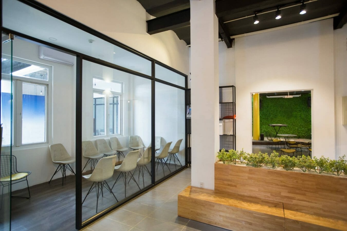 Transformando espaços com elegância: a versatilidade das divisórias de vidro