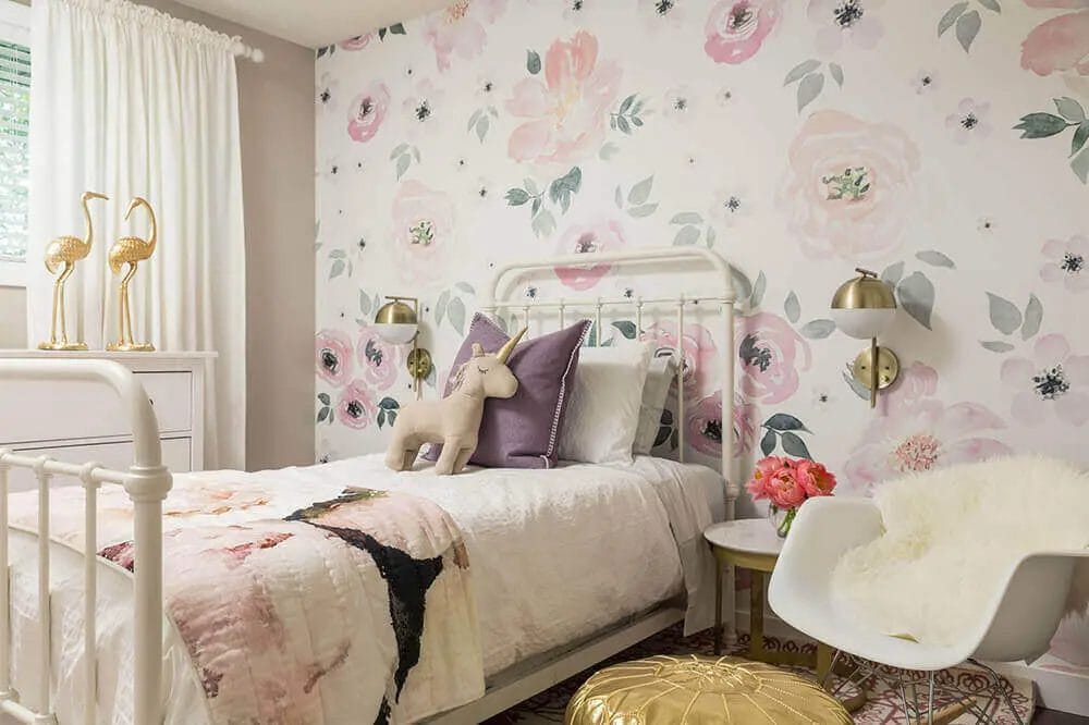 decoracao em tons neutros com papel de parede floral para quarto de solteiro Foto TopDizz
